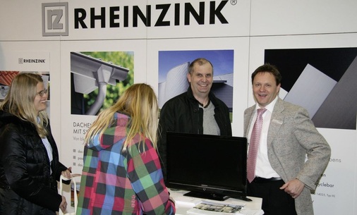 Familie Schäfer aus Heimsheim im Gespräch mit Alfred Heckel (re.), Vertriebsleiter der Rheinzink-Niederlassung Ulm