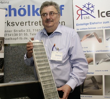 Karl-Heinz Schöllkopf präsentiert Flachdach-Entwässerungsrinnen mit Gitterrost