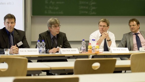 Hochkarätiges Treffen an der Fachhochschule in Rosenheim: Auf die Vorstellung der ­Studieneinrichtung durch Rosenheimer Professoren und Johannes Binder (re.), folgten verbindliche Zusagen von Hauptsponsoren. Aktuell formiert sich ein Förderkreis - © Foto: Michael Schrodt
