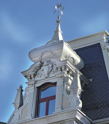 Geschäftshaus, Uster Grau gestrichene Kupferornamente, Arge Attenhofer Gebäudehüllen und Spenglerei Günthard und Partner, ­Uster