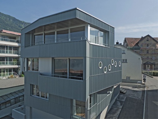 Wohnhaus Nautilus, Arth<br />Vertikale Zickzack-Titanzink-Fassade, MO Metall GmbH, Schwyz/Seewen