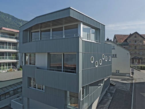 Wohnhaus Nautilus, ArthVertikale Zickzack-Titanzink-Fassade, MO Metall GmbH, Schwyz/Seewen