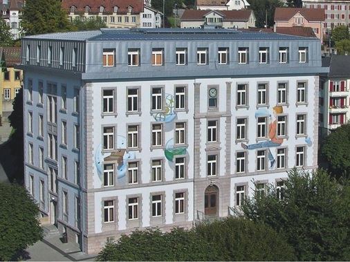 Collège de la Poste, Ste-Croix<br />Mansardendach-Sanierung mit Titanzink, Alvazzi Toitures SA, Orbe