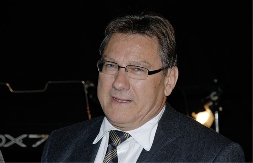 Ich bin glücklich, dass sich ­unsere ­gemeinsamen Texte, Bilder und ­Objekte jetzt „verselbständigen“ und nach ­außen fließen. Nun lassen wir es zugunsten des Spenglerberufes in den Fachmedien „krachen“! Bernard Trächsel dipl. Spenglermeister, Jury-Sekretär