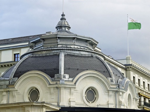 Hotelsanierung, Lausanne<br />Spenglerarbeiten mit Titanzink-Ornamenten, Arge: Pierre Richard SA, Lausanne und Graf-Toiture, Montpreveyres sur Lausanne