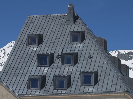 Hospiz, Sankt GotthardWalzblei-Eindeckung mit konischen Holzwulsten, Arge: Scherrer Metec AG, Zürich und Bless AG, Estfeld