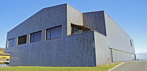 Neubau Berufsschulhaus<br />Kupfer-Doppelstehfalzdach und Großrauten-Fassade, Ferblanterie Marmillod SA, Le Mont sur Lausanne