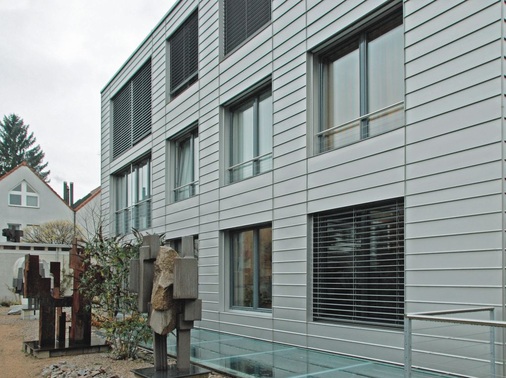 Wohnhaus mit Atelier<br />Hinterlüftete horizontal verlaufende Paneelfassade aus Edelstahl, Ley Sanitär & Spenglerei AG, Oberwil