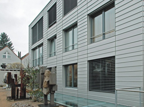 Wohnhaus mit AtelierHinterlüftete horizontal verlaufende Paneelfassade aus Edelstahl, Ley Sanitär & Spenglerei AG, Oberwil