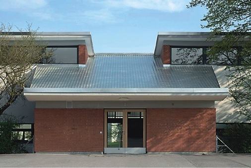 Schulanlage, Zürich-Altstetten<br />Dachsanierung: Walzblankes AluminiumMetalldach (Flural), Schoop + Co. AG, Dättwil und Soba Inter AG, Dättwil