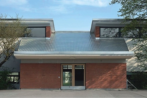 Schulanlage, Zürich-AltstettenDachsanierung: Walzblankes AluminiumMetalldach (Flural), Schoop + Co. AG, Dättwil und Soba Inter AG, Dättwil