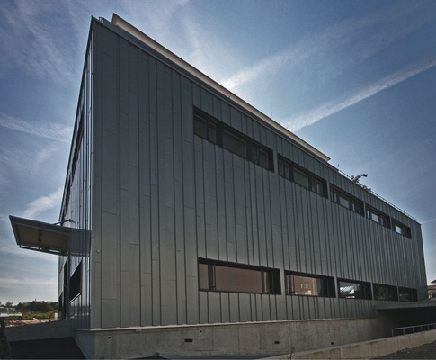 Neubau Spenglerei Schuppisser AG, OberrohrdorfHinterlüftete, unregelmäßige Leisten-Fassade aus vorbewittertem Titanzink, Spenglerei Schuppisser AG, Oberrohrdorf