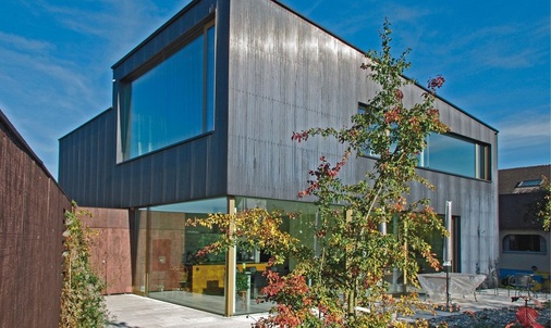 Kupfer-Wohnhaus<br />Profil-Fassade aus voroxidiertem Kupfer und Kupfer-Doppelfalzdach, StF Messerli AG, Ins