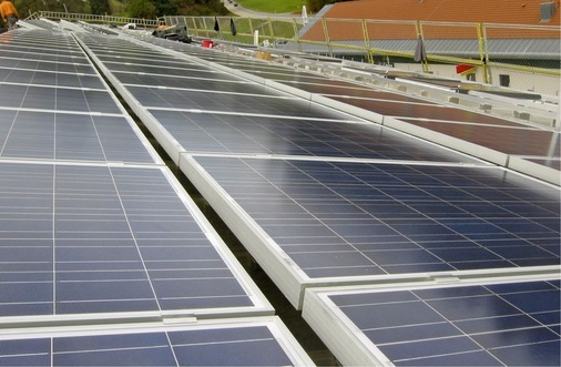 Die verzahnte Anordnung der Module verhindert wirkungsvoll, dass sich zu große Schnee- und Eismassen an der Traufe ansammeln
