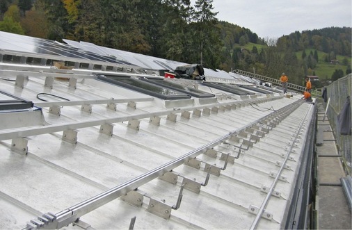 Kombinierte Klemmverbinder zur Aufnahme von PV-Modulen und Schneefangeinrichtungen
