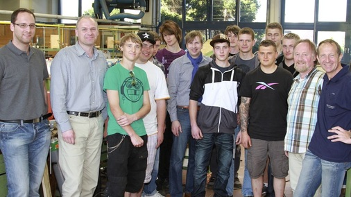Auszubildende der Miltenberger Berufsschule zu Besuch bei den Spenglermeistern in Schweinfurt: Azubis und Ausbilder Klaus Wolf (r.) sowie die Schweinfurter Meistermacher Matthias Kaemmer (daneben) und Arno Fell (l.) sind beeindruckt