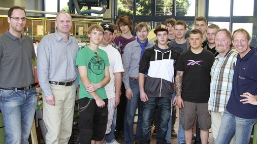 Auszubildende der Miltenberger Berufsschule zu Besuch bei den Spenglermeistern in Schweinfurt: Azubis und Ausbilder Klaus Wolf (r.) sowie die Schweinfurter Meistermacher Matthias Kaemmer (daneben) und Arno Fell (l.) sind beeindruckt - © Michael Bissert
