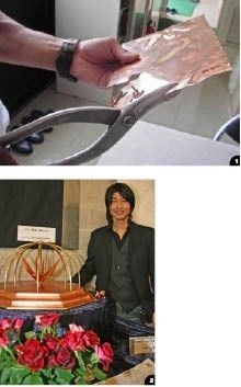 1 Klempnermeister So Iwamoto beim Test einer japanischen Blechschere<br />2 Geschafft: So Iwamoto neben seinem Meisterstück