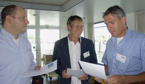 Die BAUMETALL-Treff-Mitglieder Christoph Jakobs und Jens Sperber besprechen mit BAUMETALL-­Chefredakteur ­Andreas Buck die Vorgehensweise der XXL-Befragung
