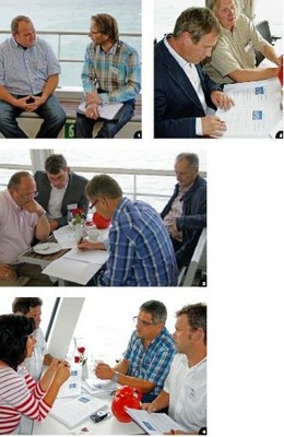 1 Auch Klempner­meister und Sach­verständiger Matthias Schmidt wird auf der MS Lindau interviewt. Die Fragen stellt ­Stephan Thiele
2 Jens Sperber und Matthias Weber
3 Die Herren ­Köhler (Rheinzink), Stern (Enke), Fürholzer und Strobel (­beide Rooftech) beim ­Ausfüllen ...
4 .. und Nahid ­Soltani, Jürgen Stifter, Bernd Kramer sowie ­Norbert Heinzlmeier bei der Auswertung der ­Fragebögen
