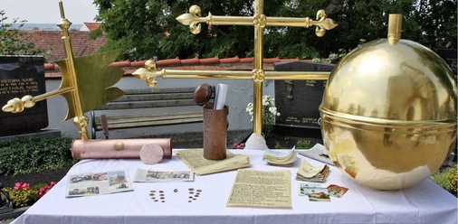 Zahlreiche ­zeitgenössische Utensilien und Dokumente fanden einschließlich eines iib-Pins in dieser ­Turmkugel Platz
