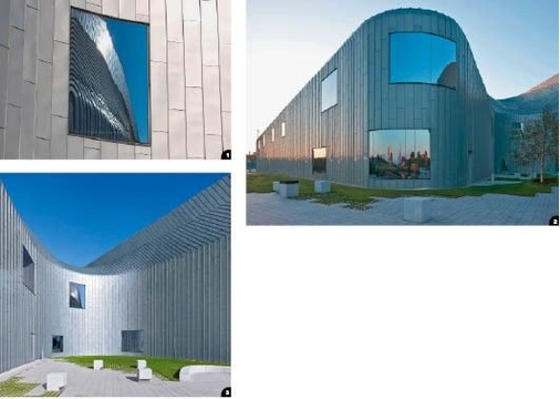 1 Spiegeldeckung: Die versetzt angeordneten Querfalze der Fassadenflächen spiegeln sich in den Glas-elementen ebenso...2 ... wie die benachbarten Gebäude. Das Spiel von Licht und Schatten beeindruckt3 Um das gewünschte einheitliche Erscheinungsbild zu erhalten, besitzen Fassaden- und Dachbekleidung den gleichen Aufbau. Die harmonischen Gebäudebewegungen lassen Fachleute sowie Architekturinteressierte gleichermaßen erstaunen