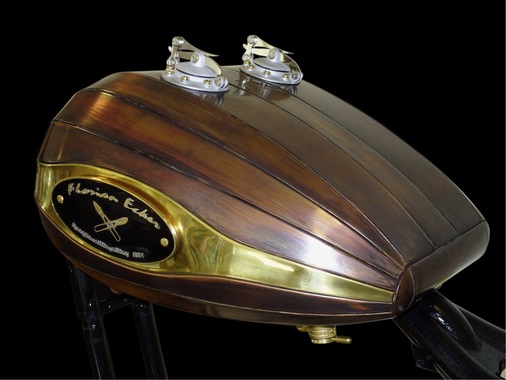 2 Motorrad-TankMaßstabsgetreu und nach tropfenförmigem Originaltank aus über 25 Einzelteilen angefertigt Material: Kupfer und Messing Verarbeitung: nach innen gefalzt und verlötet