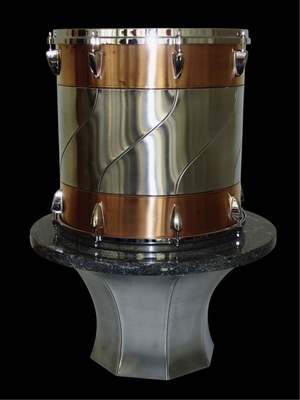 5 BlechtrommelMehrteiliger und verdrehter Trommelkorpus auf geschwungenem Sockel Material: Kupfer und Titanzink Verarbeitung: Falz- und Löttechnik