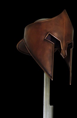6 Fantasie-Helm<br />Kupferhelm mit Gesichts- und Nackenschutz, Helmschale aus vier halbrunden Segmenten <br />Material: Kupfer, 0,5 mm Verarbeitung: Drahteinlagen, Aufschubwulst, Steck- und Lötverbindung, Falztechnik
