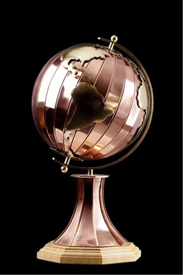 4 GlobusKugel aus 24 Segmenten, Erdteile mit Hammerschlag-Oberfläche, achteckiger Sockel Material: Kupfer und Messing Verarbeitung: Falz- und Löttechnik
