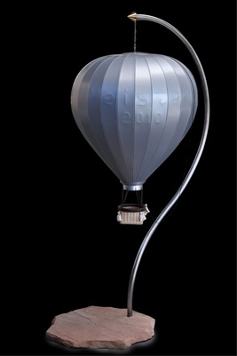 3 Modell eines Heißluftballons<br />Bestehend aus 24 nach innen gefalzten Segmenten, die mithilfe eines einfachen 4-mm-Falzes miteinander verbunden wurden<br />Material: Farbaluminium, brillantmetallic Verarbeitung: Falztechnik mit Körnerpunkten gesichert