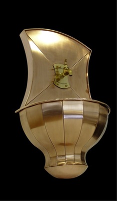 10 Kupfer-WandbrunnenKonvex und konkav geschwungenes Wasserbecken mit vierteiliger Wandbefestigungsplatte Material: Kupfer Verarbeitung: Wulst, Steck- und Falzverbindung