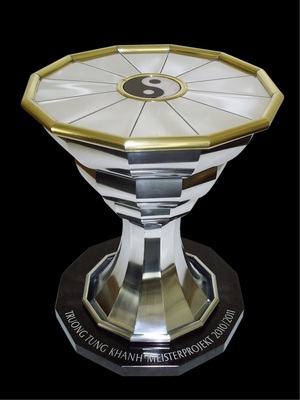 9 Yin und YangZwölfteilige Säule mit nach innen abgesetzten Falzverbindungen und Einlegearbeiten Material: Zink und Messing Verarbeitung: Wulst, Steck- und Lötverbindung