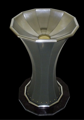 8 SäulenbeckenZwölfteilige Säule mit nach innen ­abgesetzten Falzverbindungen Material: Zink und Messing Verarbeitung: Wulst, Niet, Steck- und Lötverbindung