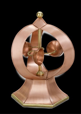 16 WindspielVerdrehte Stabilisatoren auf einer Kugelfläche abgewickelt, Grundkörper mit Messingprisma, kugelgelagerte WindfängerMaterial: Kupfer und Messing Verarbeitung: Falztechnik, Drahteinlage, Hammerschlagtechnik