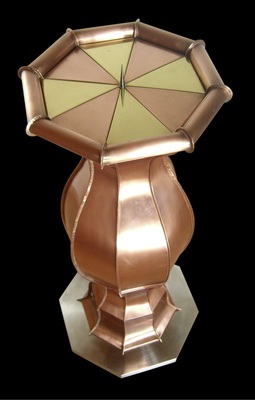 13 Kerzenständer Hauptkörper aus acht Segmenten, welche durch einen 5-mm-Längsfalz miteinander verbunden sind Material: Kupfer, Edelstahl und Messing Verarbeitung: Falztechnik