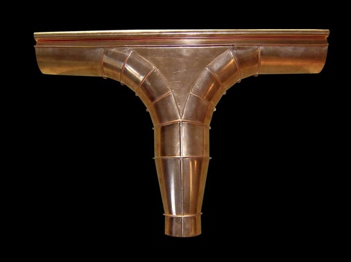 12 Rinneneinlauf mit konischem Stutzen und ZargeDie Dreiecksformen im Zentrum des Einlaufs sind mit den halbierten Glieder­bögen verbundenMaterial: Kupfer Verarbeitung: Steh- und Liegefalztechnik