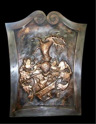 22 FamilienwappenTreibarbeit mit diversen Zier­elementen und FärbungenMaterial: Kupfer Verarbeitung: Treib- und Löttechnik