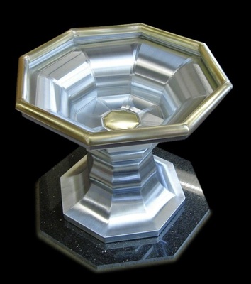 20 BodenvaseAchteckiger Grundkörper aus 0,8-mm-Zink, abwechselnd ­konvex und konkav geschwungenMaterial: Zink und Messing Verarbeitung: Wulst-, Steck-, Falz- und ­Lötverbindung