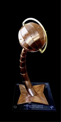 19 Sonnenuhr16-teilige Bodenplatte als Windrose, Gliederbogen, zwölf­teilige SegmentkugelMaterial: Kupfer, Edelstahl und Messing Verarbeitung: Falztechnik