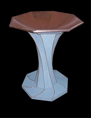 18 StandbrunnenAchtteiliger Grundkörper, nach innen ­einfach gefalzter Standfuß, nach ­außen gefalzter Sockel, gewölbte ­Wasserfangschale Material: Patiniertes und walzblankes Kupfer Verarbeitung: Falz- und Löttechnik sowie Treibarbeiten