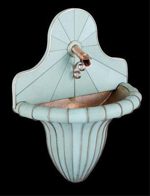 17 WandbrunnenGetriebenes Innenbecken mit abgesetztem Ablauf, Bekleidungssegmente und Wandhalterung Material: Original patiniertes und walzblankes Kupfer Verarbeitung: Steh- und Liegefalztechnik, Löttechnik und Treibarbeiten