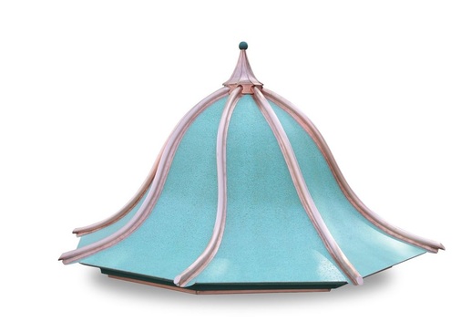 24 Pagodendach Konkav/konvex geschwungene Dachform mit rohrförmiger, ebenfalls geschwungener Falz­verzierung Material: Kupfer walzblank und patiniert Verarbeitung: Falz- und Stecktechnik