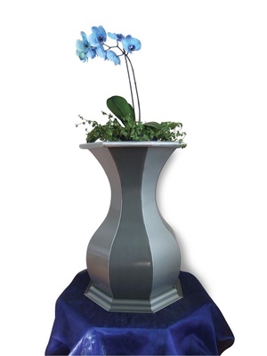 23 BlumensäuleKonkav/konvex geschwungener Sockel und Körper mit Wulstabschluss. Per Tropfnaht stumpf gelötet und nach innen gefalztMaterial: Titanzink vorbewittert schiefergrau Verarbeitung: Löt- und Falztechnik