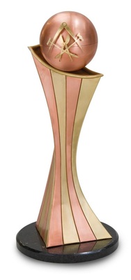 28 LebenspokalKörper aus verdreht angeordneten, sich verjüngenden SegmentenMaterial: Kupfer und Messing Verarbeitung: Falz-, Löt- und Schweißtechnik