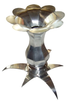 27 BlumenvaseKonkav/konvexer Vasen-Körper mit blütenähnlichem Abschluss und blattförmigem SockelMaterial: Titanzink Verarbeitung: Löttechnik