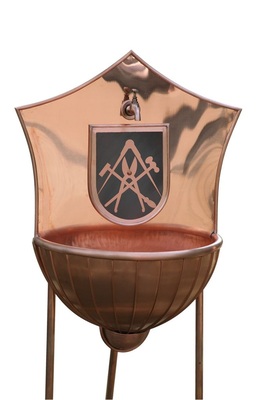 25 Kupferbrunnen Handgetriebenes Innenbecken mit gefalzter Außenbekleidung und diversen Verzierungen Material: Kupfer Verarbeitung: Falztechnik