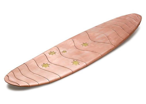 37 Surfboard<br />Mehrteiliges Surfboard mit geschwungenen Falzverbindungen und eingearbeiteten Verzierungen<br />Material: Kupfer <br />Verarbeitung: vorwiegend Falztechnik