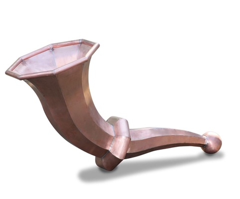 39 KupferhornAchtteiliges, extrem geschwungenes Horn mit wulstartiger Verbreiterung und kugelförmigem AbschlussMaterial: Kupfer Verarbeitung: Löttechnik