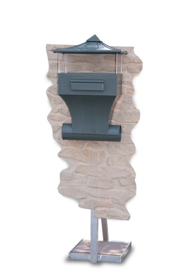 40 BriefkastenGeschwungener Postbehälter mit geschwungenem Dach und ZeitungsrohrMaterial: vorbewittertes Titanzink Verarbeitung: Falztechnik